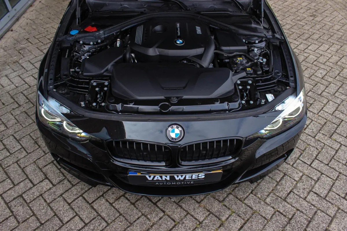 320i Edition M Sport Shadow | 2e eigenaar | NL auto | Harman Kardon | Head-up | DAB | Camera | Keyless entry | Panoramadak | LED | Stoelverwarming | PDC