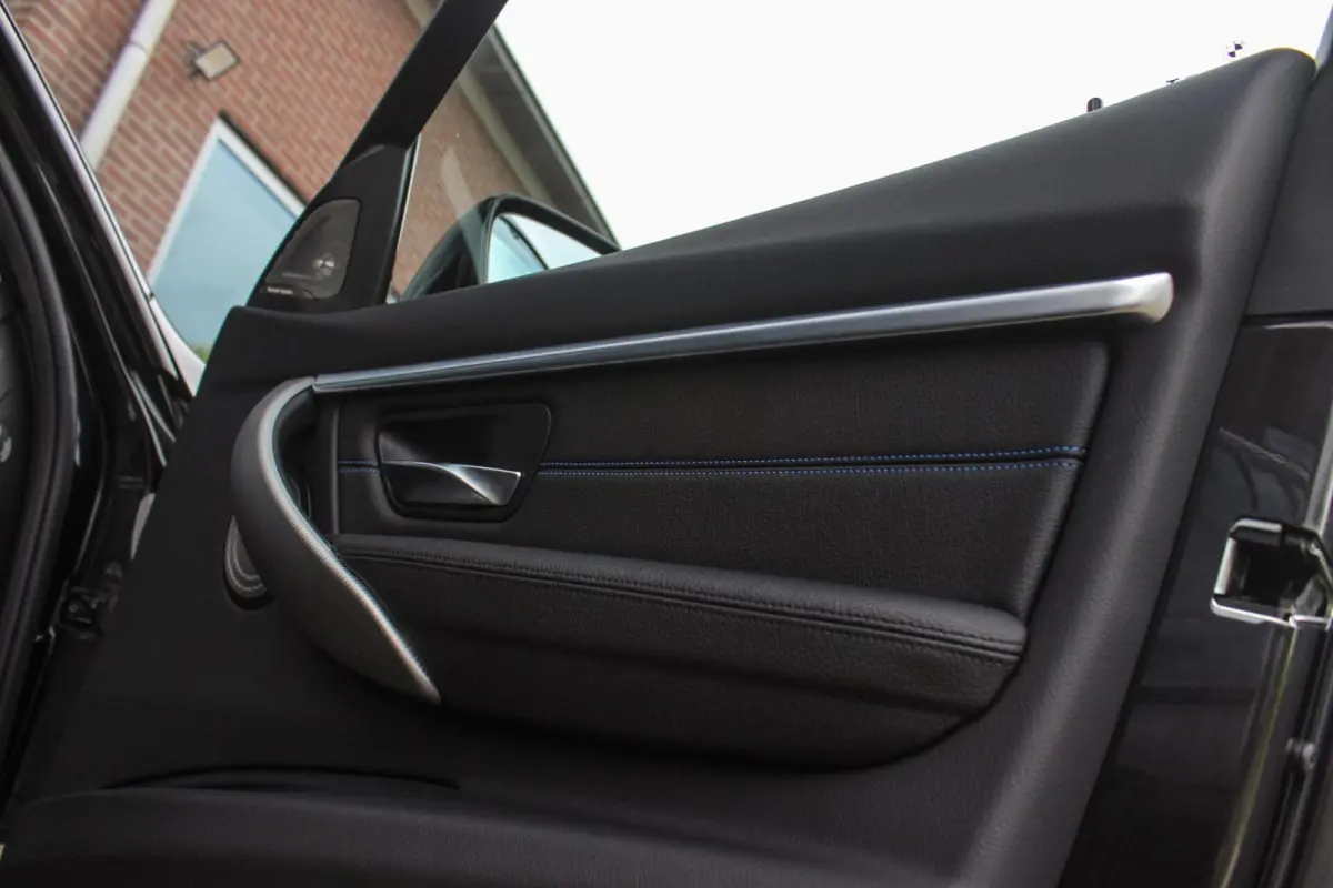 320i Edition M Sport Shadow | 2e eigenaar | NL auto | Harman Kardon | Head-up | DAB | Camera | Keyless entry | Panoramadak | LED | Stoelverwarming | PDC