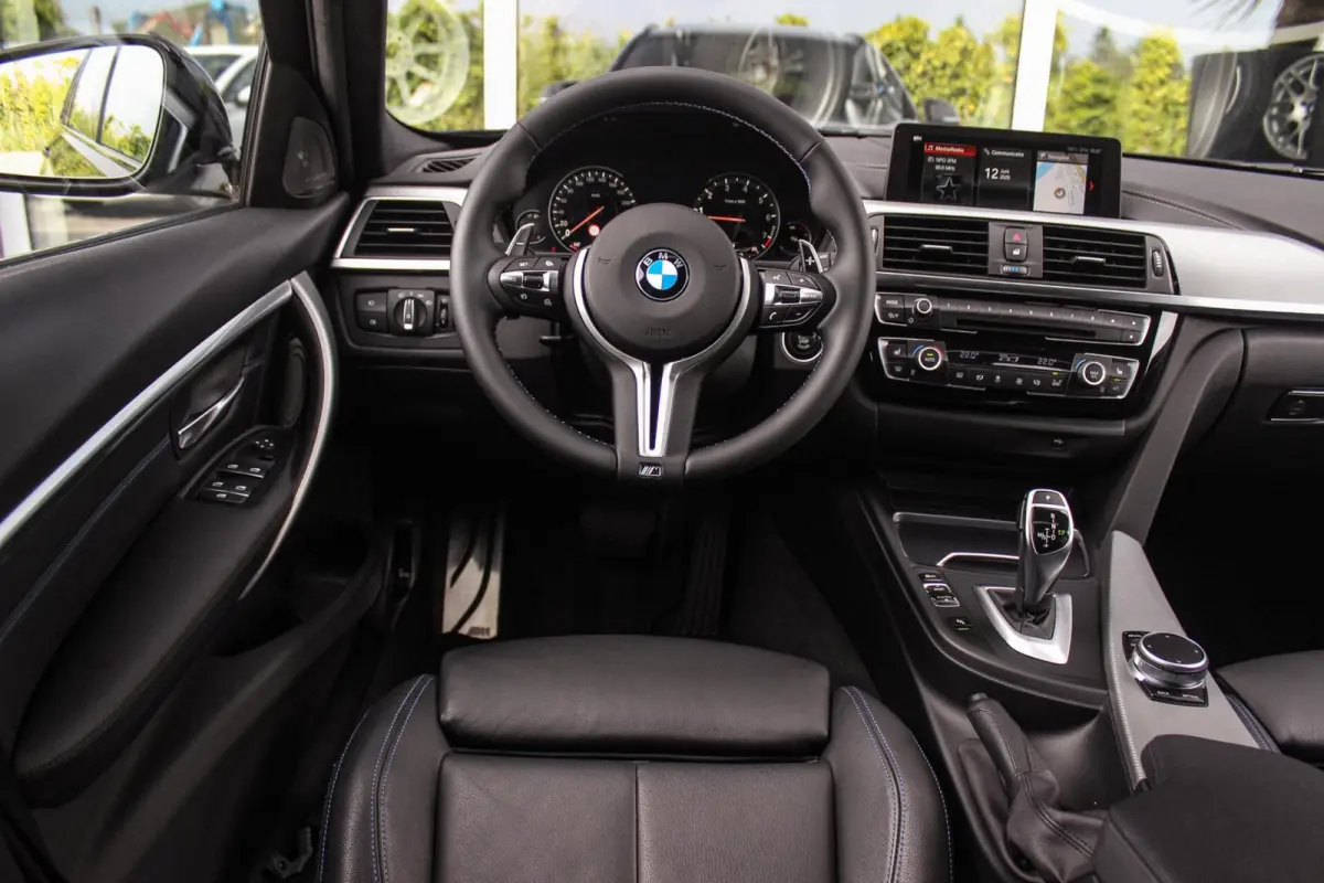 320i Edition M Sport Shadow | 2e eigenaar | NL auto | Harman Kardon | Head-up | DAB | Camera | Keyless entry | Panoramadak | LED | Stoelverwarming | PDC