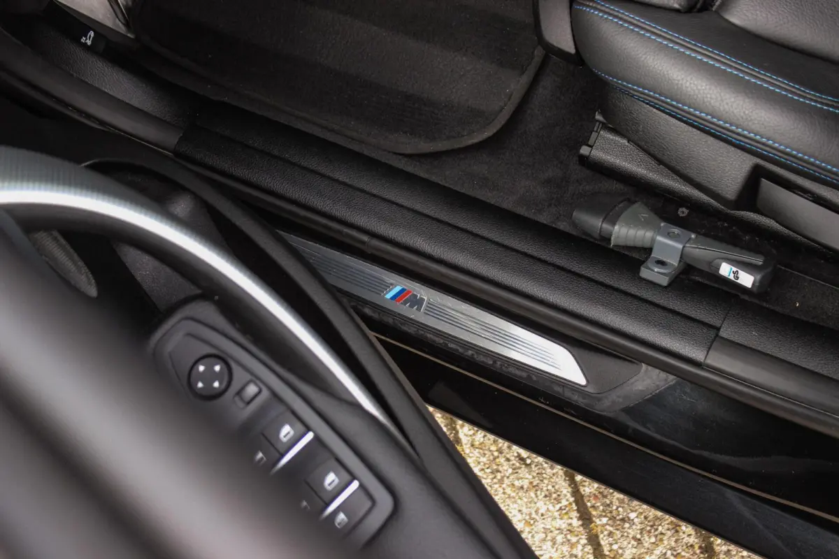 320i Edition M Sport Shadow | 2e eigenaar | NL auto | Harman Kardon | Head-up | DAB | Camera | Keyless entry | Panoramadak | LED | Stoelverwarming | PDC