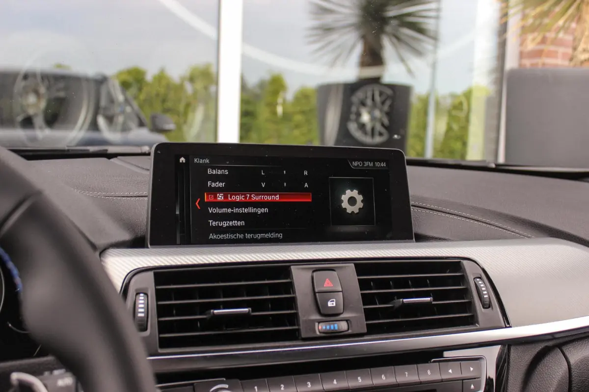 320i Edition M Sport Shadow | 2e eigenaar | NL auto | Harman Kardon | Head-up | DAB | Camera | Keyless entry | Panoramadak | LED | Stoelverwarming | PDC
