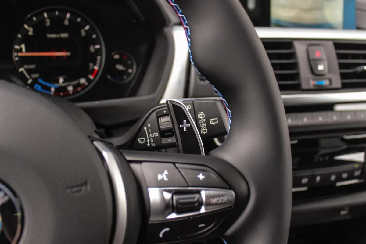 320i Edition M Sport Shadow | 2e eigenaar | NL auto | Harman Kardon | Head-up | DAB | Camera | Keyless entry | Panoramadak | LED | Stoelverwarming | PDC