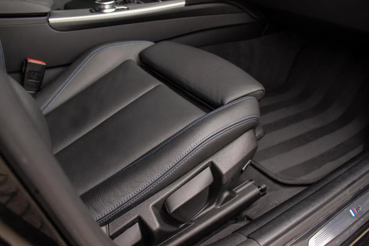 320i Edition M Sport Shadow | 2e eigenaar | NL auto | Harman Kardon | Head-up | DAB | Camera | Keyless entry | Panoramadak | LED | Stoelverwarming | PDC