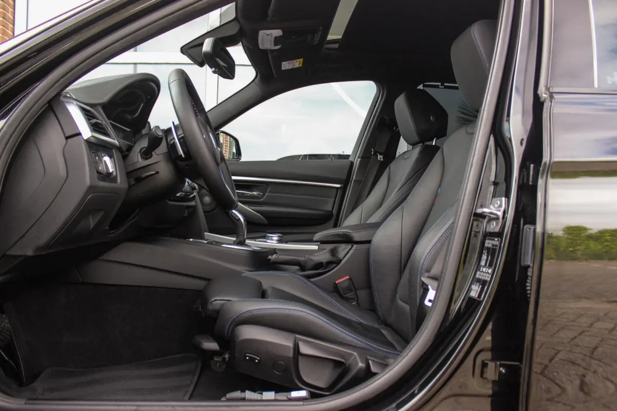 320i Edition M Sport Shadow | 2e eigenaar | NL auto | Harman Kardon | Head-up | DAB | Camera | Keyless entry | Panoramadak | LED | Stoelverwarming | PDC