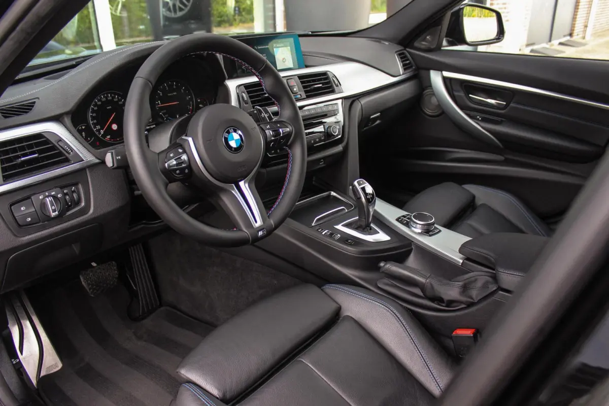 320i Edition M Sport Shadow | 2e eigenaar | NL auto | Harman Kardon | Head-up | DAB | Camera | Keyless entry | Panoramadak | LED | Stoelverwarming | PDC