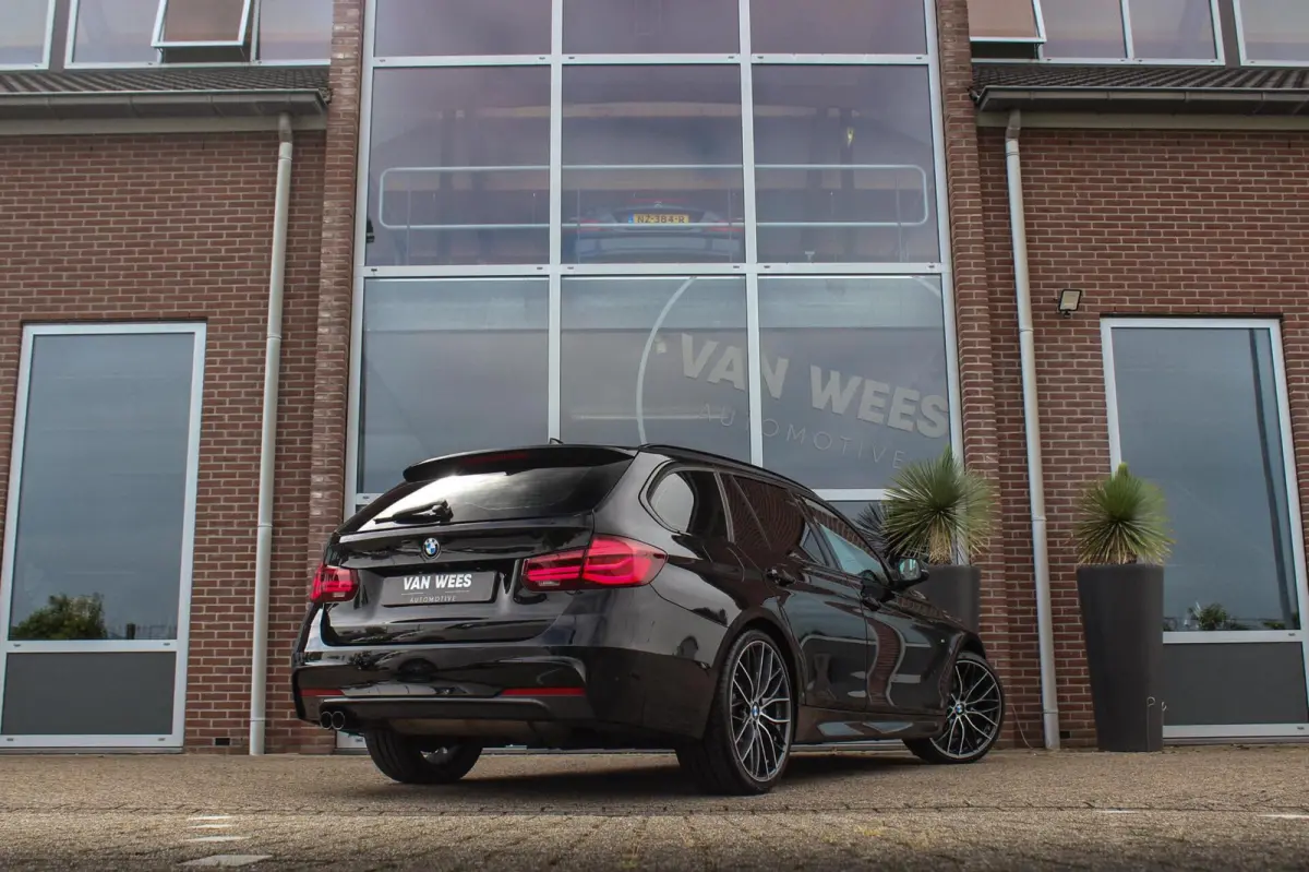 320i Edition M Sport Shadow | 2e eigenaar | NL auto | Harman Kardon | Head-up | DAB | Camera | Keyless entry | Panoramadak | LED | Stoelverwarming | PDC
