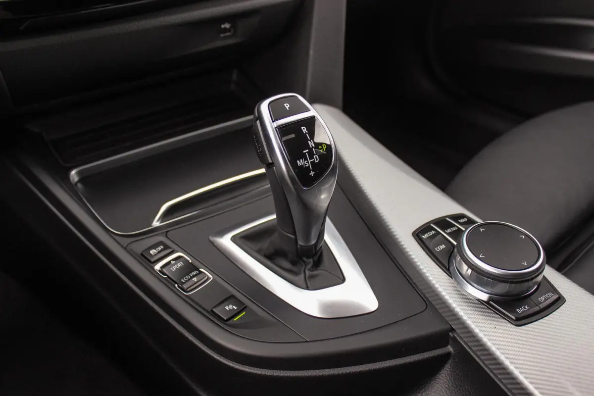 320i Edition M Sport Shadow | 2e eigenaar | NL auto | Harman Kardon | Head-up | DAB | Camera | Keyless entry | Panoramadak | LED | Stoelverwarming | PDC