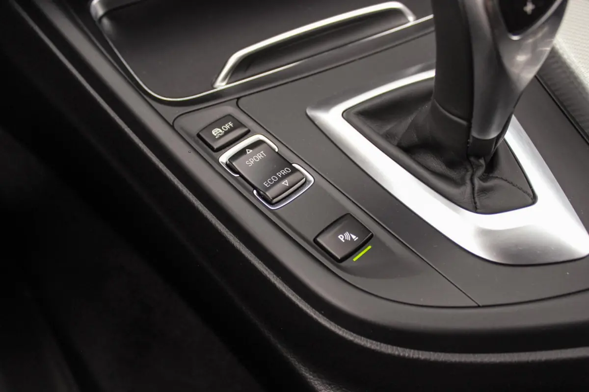 320i Edition M Sport Shadow | 2e eigenaar | NL auto | Harman Kardon | Head-up | DAB | Camera | Keyless entry | Panoramadak | LED | Stoelverwarming | PDC