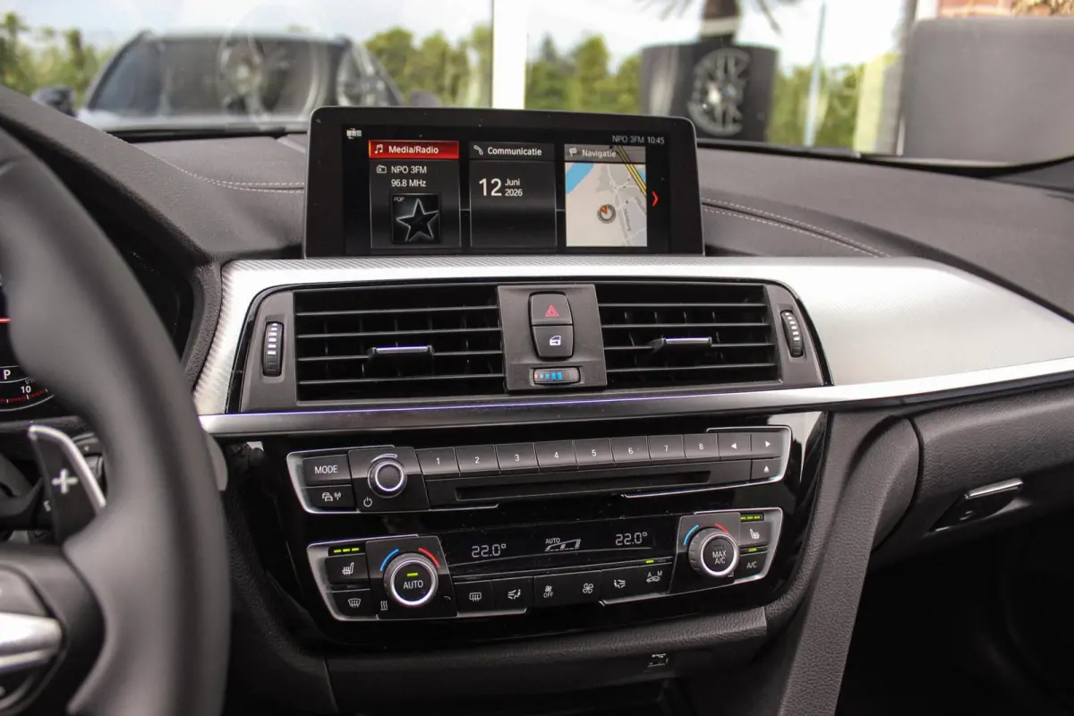 320i Edition M Sport Shadow | 2e eigenaar | NL auto | Harman Kardon | Head-up | DAB | Camera | Keyless entry | Panoramadak | LED | Stoelverwarming | PDC