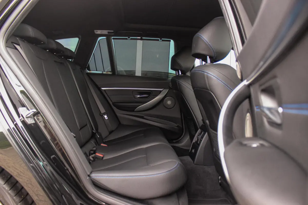 320i Edition M Sport Shadow | 2e eigenaar | NL auto | Harman Kardon | Head-up | DAB | Camera | Keyless entry | Panoramadak | LED | Stoelverwarming | PDC