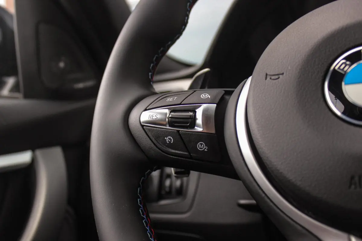 320i Edition M Sport Shadow | 2e eigenaar | NL auto | Harman Kardon | Head-up | DAB | Camera | Keyless entry | Panoramadak | LED | Stoelverwarming | PDC