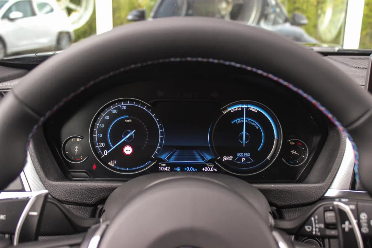 320i Edition M Sport Shadow | 2e eigenaar | NL auto | Harman Kardon | Head-up | DAB | Camera | Keyless entry | Panoramadak | LED | Stoelverwarming | PDC