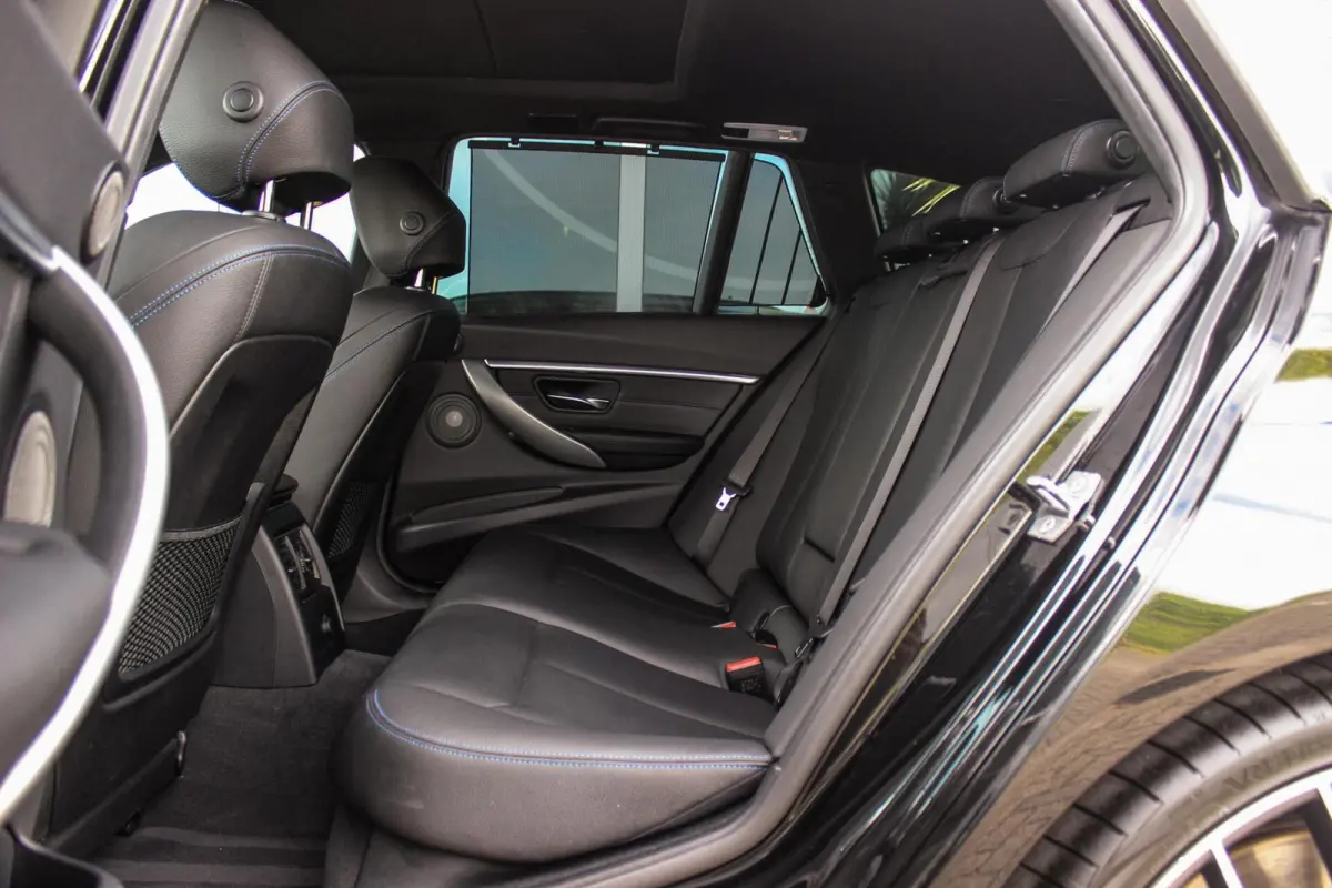 320i Edition M Sport Shadow | 2e eigenaar | NL auto | Harman Kardon | Head-up | DAB | Camera | Keyless entry | Panoramadak | LED | Stoelverwarming | PDC