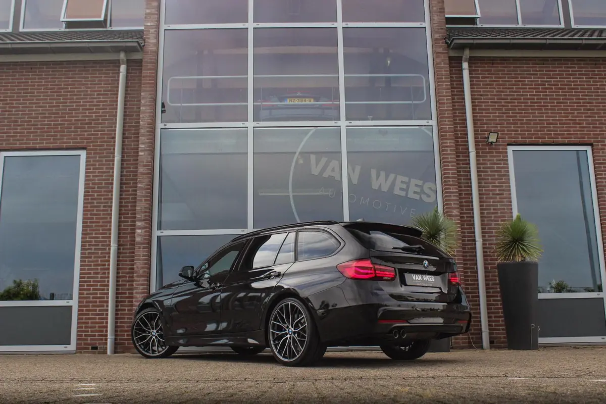 320i Edition M Sport Shadow | 2e eigenaar | NL auto | Harman Kardon | Head-up | DAB | Camera | Keyless entry | Panoramadak | LED | Stoelverwarming | PDC