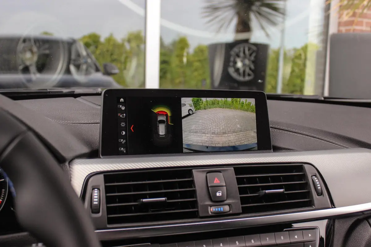 320i Edition M Sport Shadow | 2e eigenaar | NL auto | Harman Kardon | Head-up | DAB | Camera | Keyless entry | Panoramadak | LED | Stoelverwarming | PDC