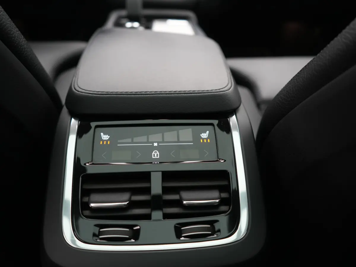 T8 Recharge AWD Ultimate Dark 7 Persoons 456pk PHEV LONG RANGE Dealer O.H | Trekhaak af Fabriek | Bowers & Wilkins | Panodak | 22"L.M | Adaptive Cruise | Head Up | Alcantara Hemel | Pilot As