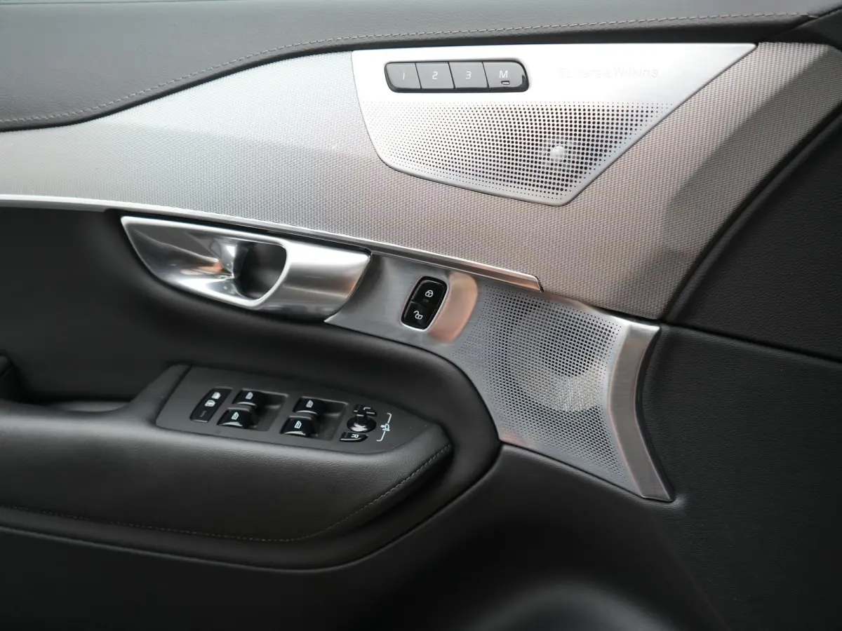 T8 Recharge AWD Ultimate Dark 7 Persoons 456pk PHEV LONG RANGE Dealer O.H | Trekhaak af Fabriek | Bowers & Wilkins | Panodak | 22"L.M | Adaptive Cruise | Head Up | Alcantara Hemel | Pilot As