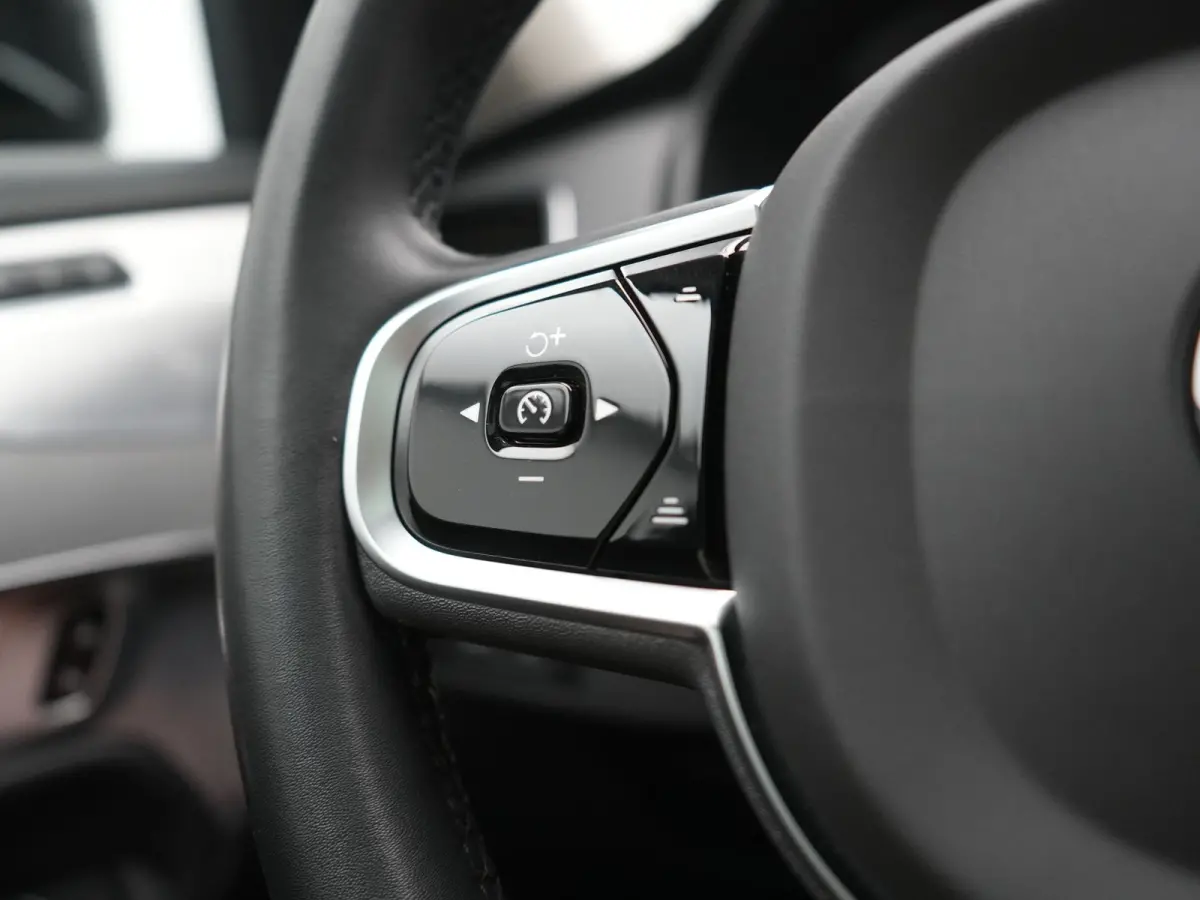 T8 Recharge AWD Ultimate Dark 7 Persoons 456pk PHEV LONG RANGE Dealer O.H | Trekhaak af Fabriek | Bowers & Wilkins | Panodak | 22"L.M | Adaptive Cruise | Head Up | Alcantara Hemel | Pilot As