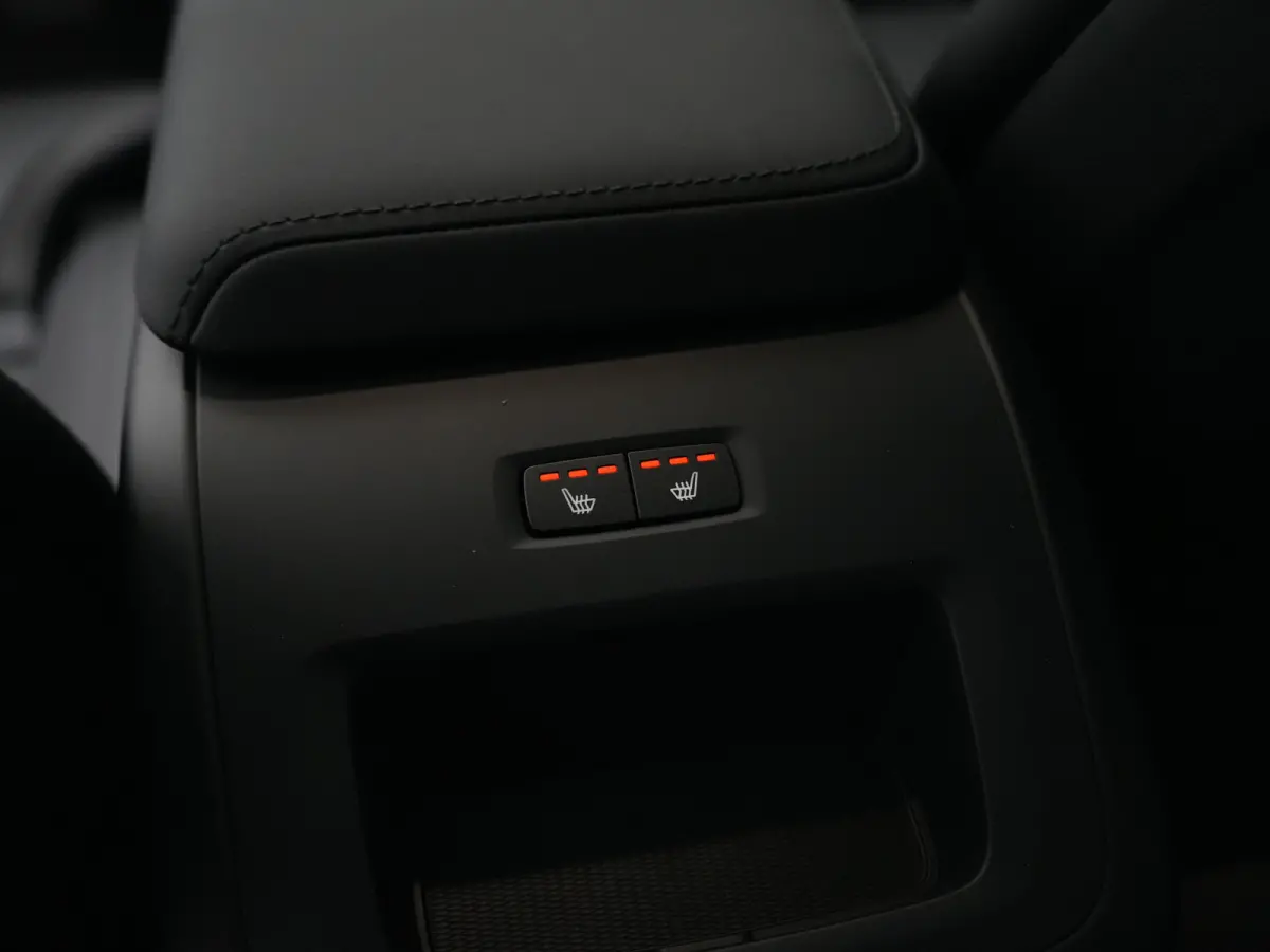 T6 Recharge AWD Plus Black Edition | Facelift | Nappa Leder | Head-Up | 360° | Harman/Kardon | Panoramadak | Trekhaak | Stoelventilatie | Adaptive Cruise | BLIS