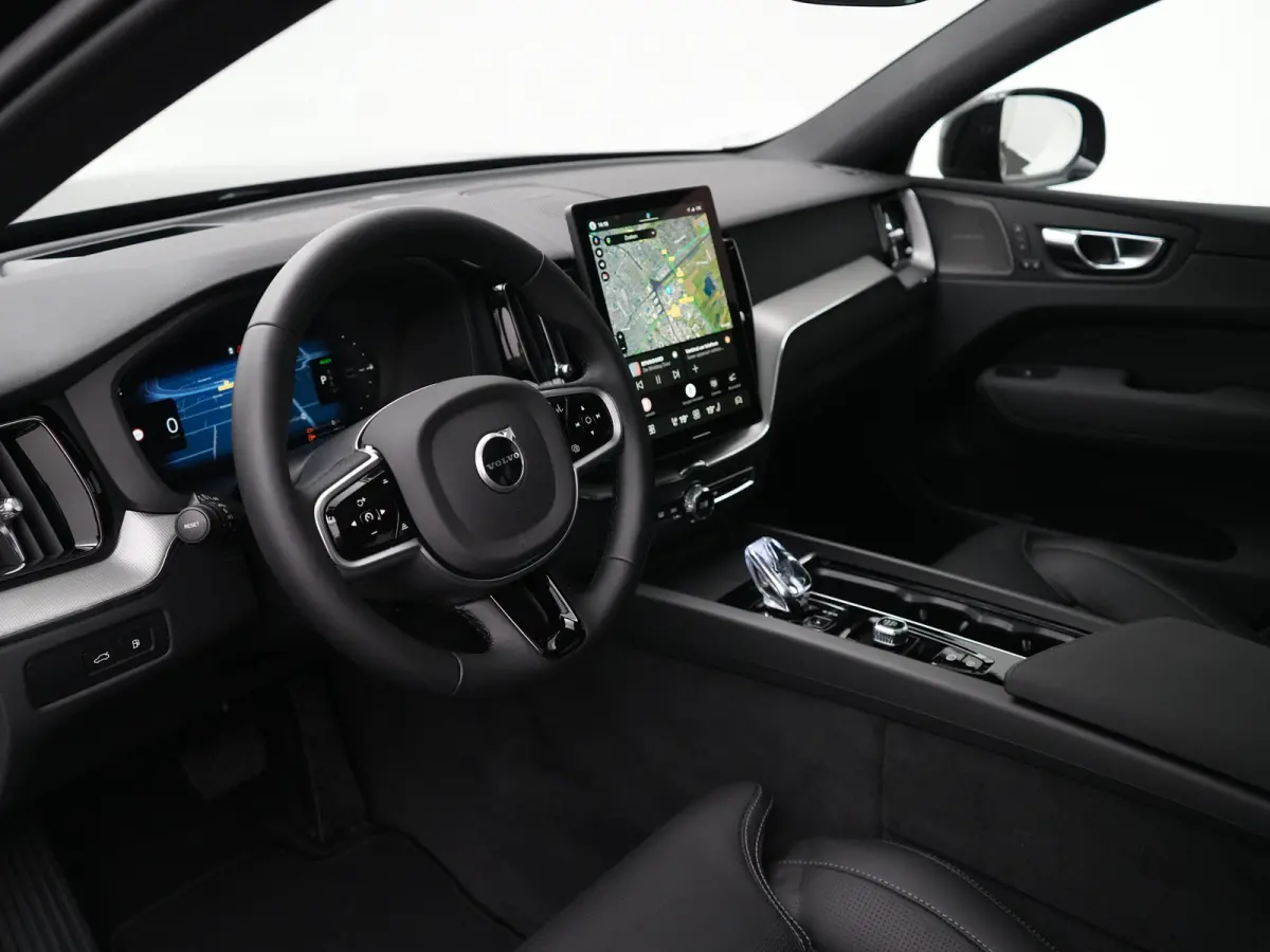 T6 Recharge AWD Plus Black Edition | Facelift | Nappa Leder | Head-Up | 360° | Harman/Kardon | Panoramadak | Trekhaak | Stoelventilatie | Adaptive Cruise | BLIS