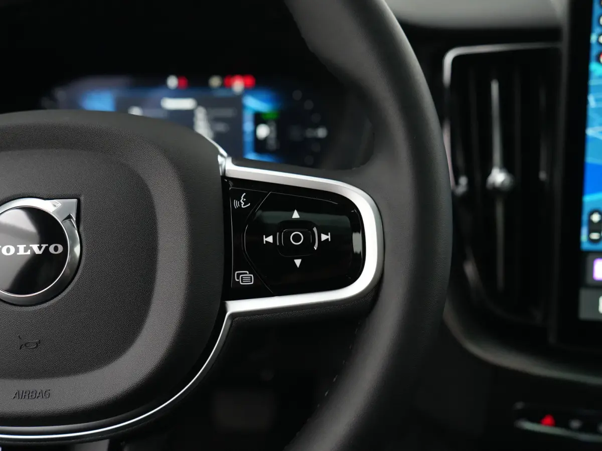 T6 Recharge AWD Plus Black Edition | Facelift | Nappa Leder | Head-Up | 360° | Harman/Kardon | Panoramadak | Trekhaak | Stoelventilatie | Adaptive Cruise | BLIS