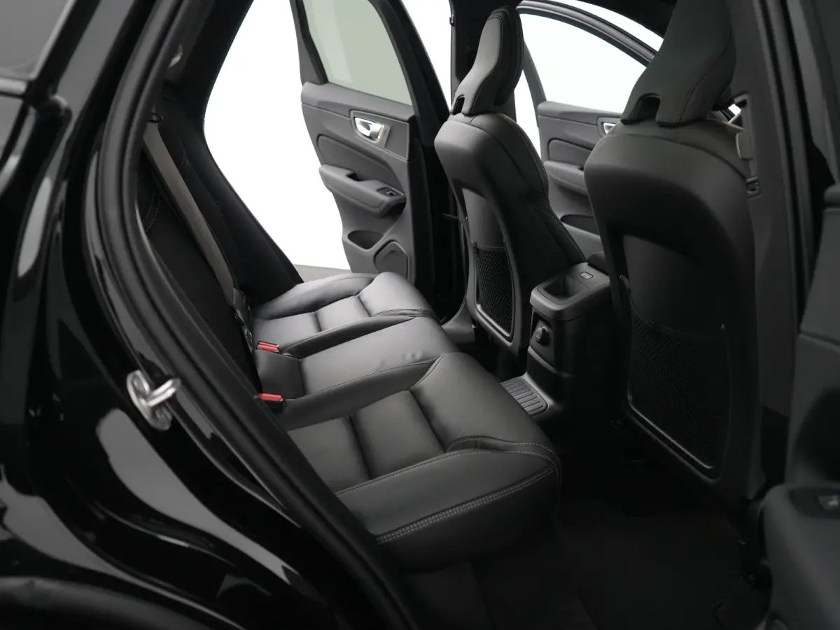 T6 Recharge AWD Plus Black Edition | Facelift | Nappa Leder | Head-Up | 360° | Harman/Kardon | Panoramadak | Trekhaak | Stoelventilatie | Adaptive Cruise | BLIS