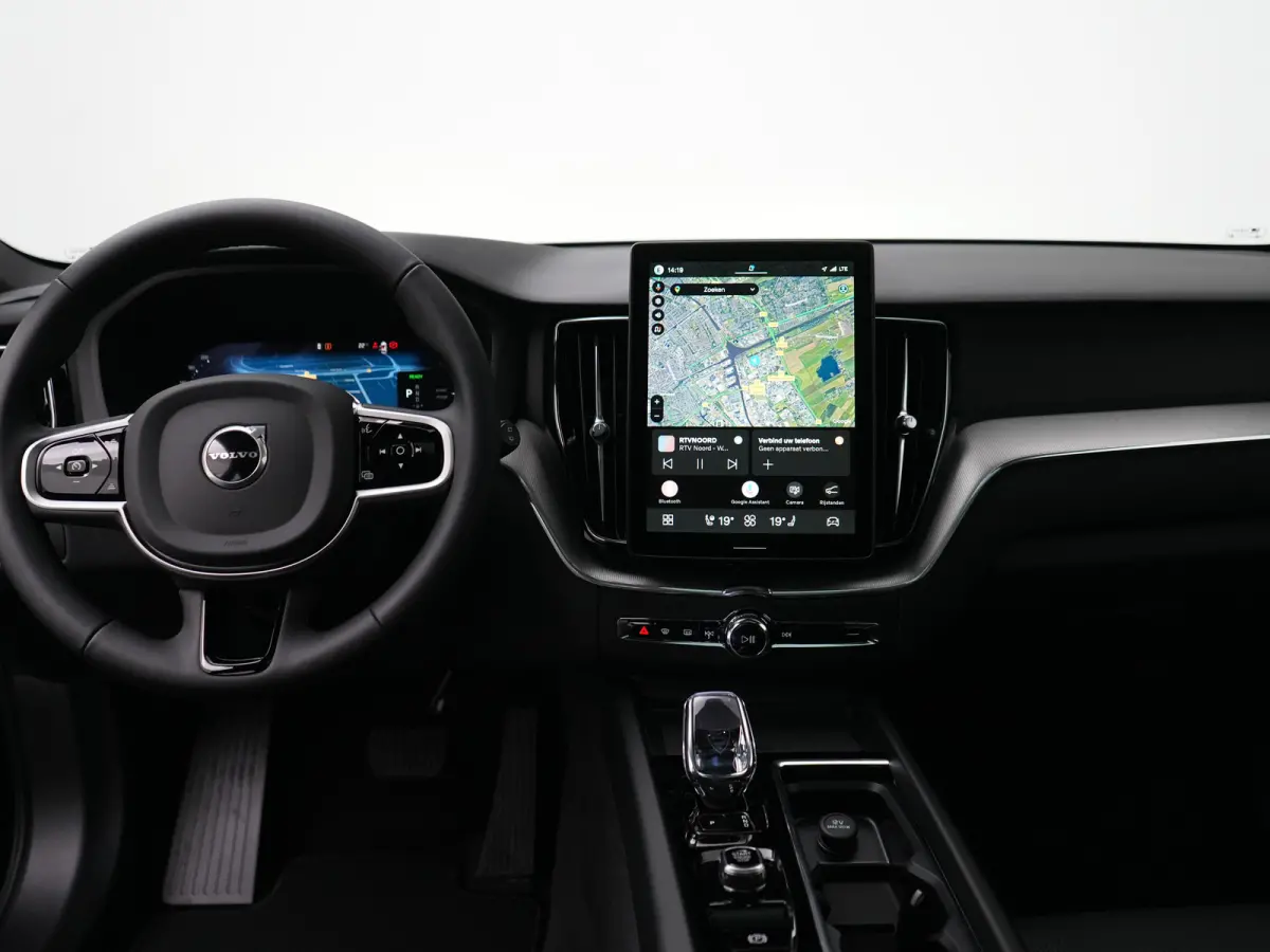 T6 Recharge AWD Plus Black Edition | Facelift | Nappa Leder | Head-Up | 360° | Harman/Kardon | Panoramadak | Trekhaak | Stoelventilatie | Adaptive Cruise | BLIS