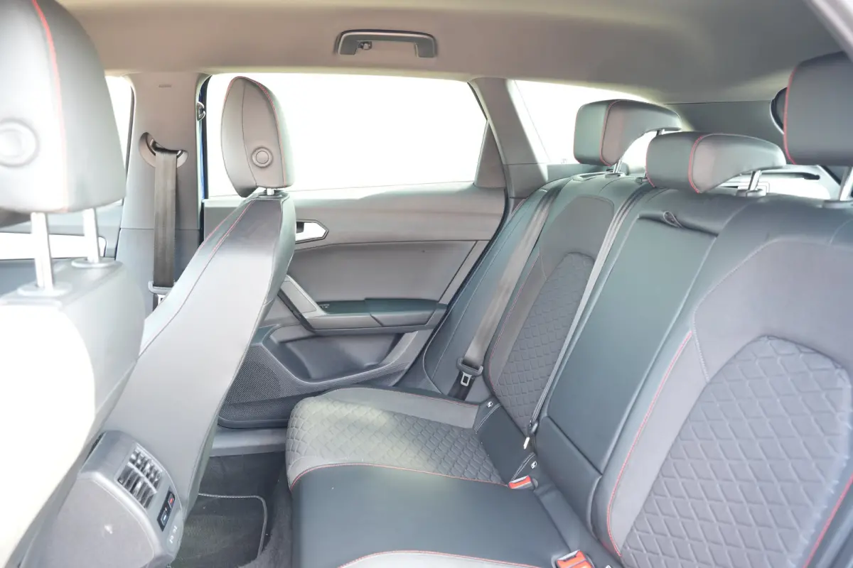 1.5 TSI 150pk FR Business Intense Dodehoek detectie | Navigatie | Carplay | Lichtmetalen velgen 18"