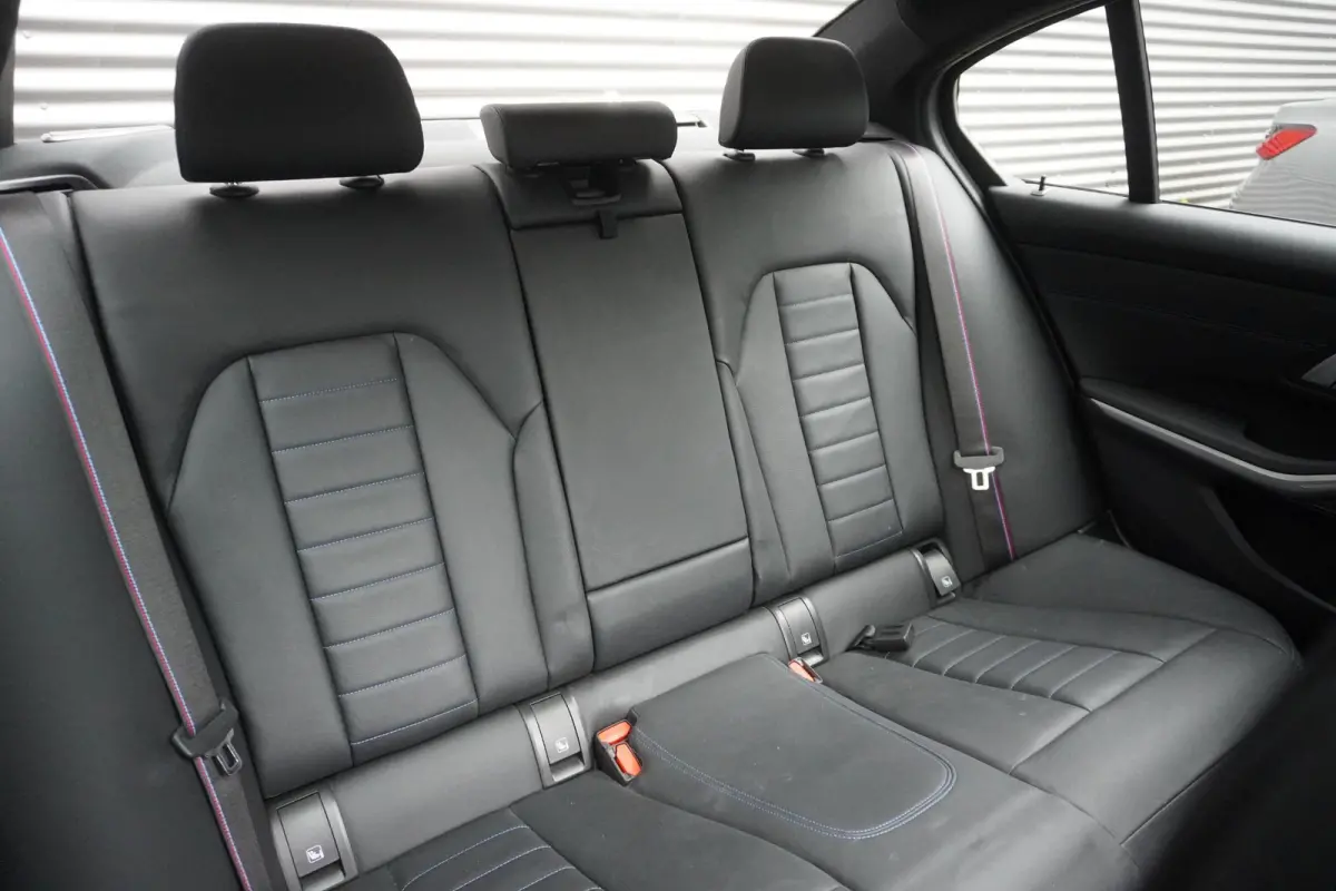 M340i xDrive | M Sportpakket Pro | Innovation Pack | Elektrisch bediend glazen schuif-/kanteldak | Trekhaak met elektrisch wegklapbare kogel | HIFI System Harman Kardon | Driving Assistant P