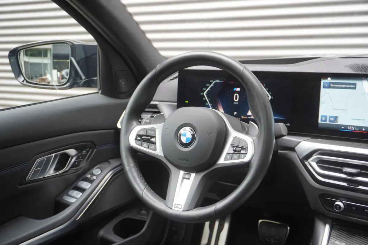 M340i xDrive | M Sportpakket Pro | Innovation Pack | Elektrisch bediend glazen schuif-/kanteldak | Trekhaak met elektrisch wegklapbare kogel | HIFI System Harman Kardon | Driving Assistant P