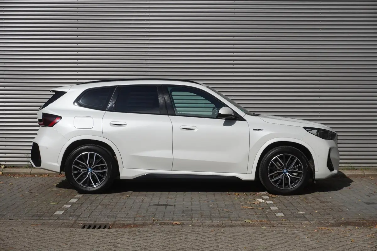 xDrive30e | M Sportpakket | Premium Pack | Trekhaak met elektrisch wegklapbare kogel | Achteruitrijcamera | Elektrisch verwarmde voorstoelen | Comfort Access