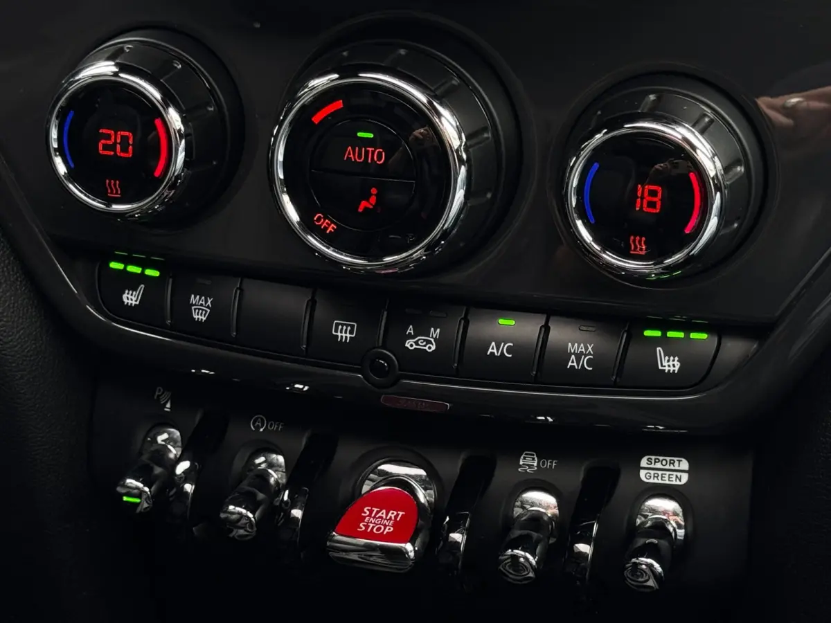 1.5 Cooper Chili | Pano | Trekhaak | NL-Auto | Leder | Harman Kardon | Stoelverwarming | HUD | Climate Control
