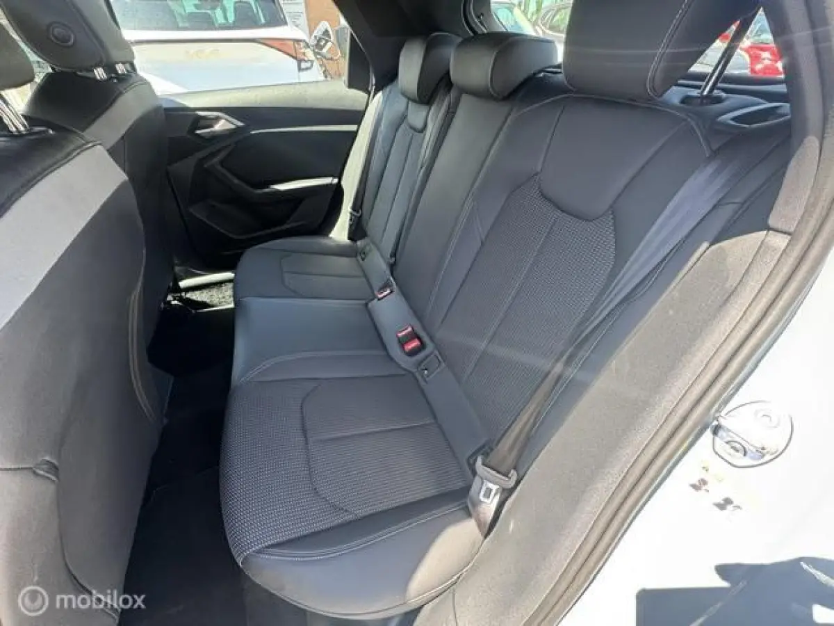 30 TFSI S Line Edition 110pk , Two Tone Grijs - Zwart , S-Line Sportive uitvoering , Navigatie , Camera achter , Parkeer sensoren voor & achter, S-Line Interieur ,