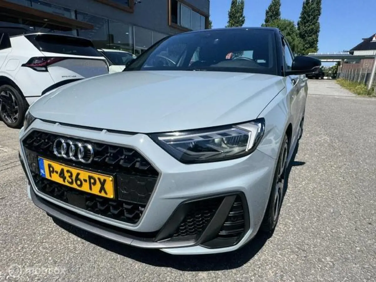 30 TFSI S Line Edition 110pk , Two Tone Grijs - Zwart , S-Line Sportive uitvoering , Navigatie , Camera achter , Parkeer sensoren voor & achter, S-Line Interieur ,