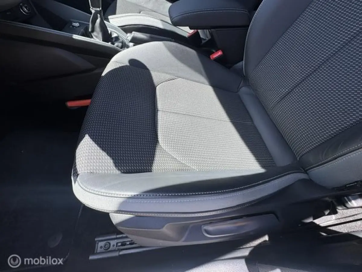 30 TFSI S Line Edition 110pk , Two Tone Grijs - Zwart , S-Line Sportive uitvoering , Navigatie , Camera achter , Parkeer sensoren voor & achter, S-Line Interieur ,