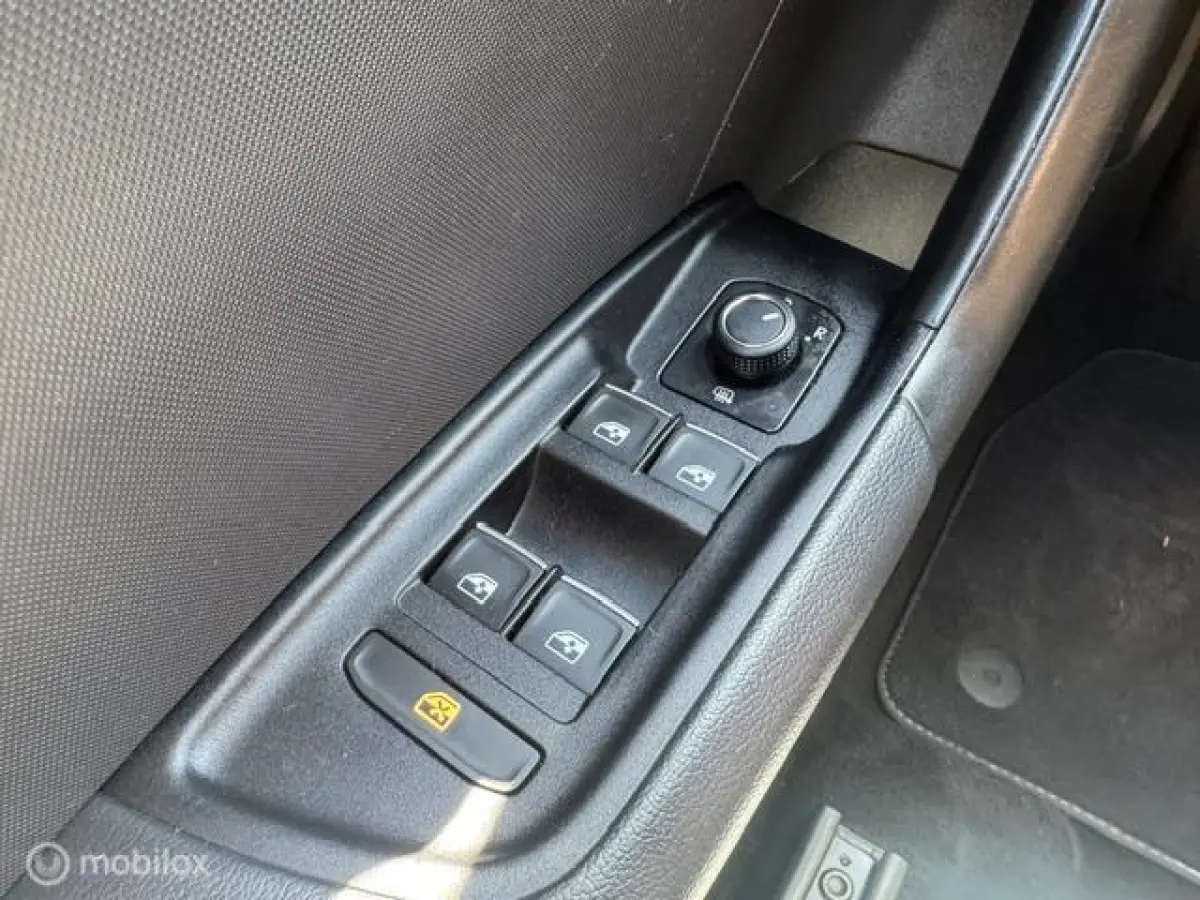 30 TFSI S Line Edition 110pk , Two Tone Grijs - Zwart , S-Line Sportive uitvoering , Navigatie , Camera achter , Parkeer sensoren voor & achter, S-Line Interieur ,