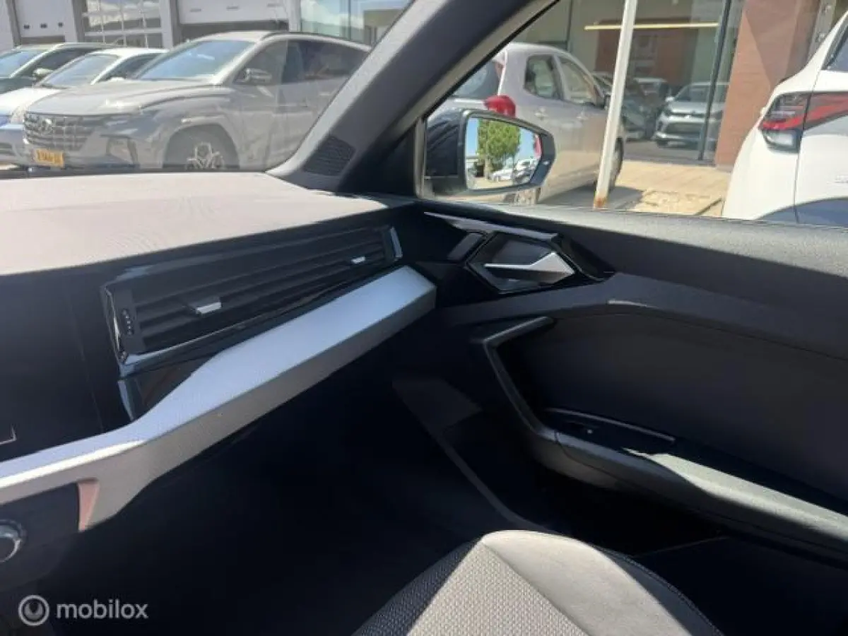 30 TFSI S Line Edition 110pk , Two Tone Grijs - Zwart , S-Line Sportive uitvoering , Navigatie , Camera achter , Parkeer sensoren voor & achter, S-Line Interieur ,