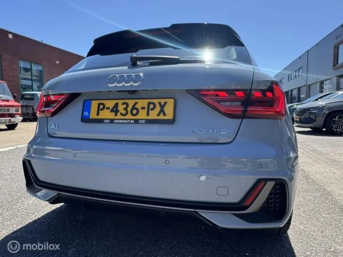 30 TFSI S Line Edition 110pk , Two Tone Grijs - Zwart , S-Line Sportive uitvoering , Navigatie , Camera achter , Parkeer sensoren voor & achter, S-Line Interieur ,