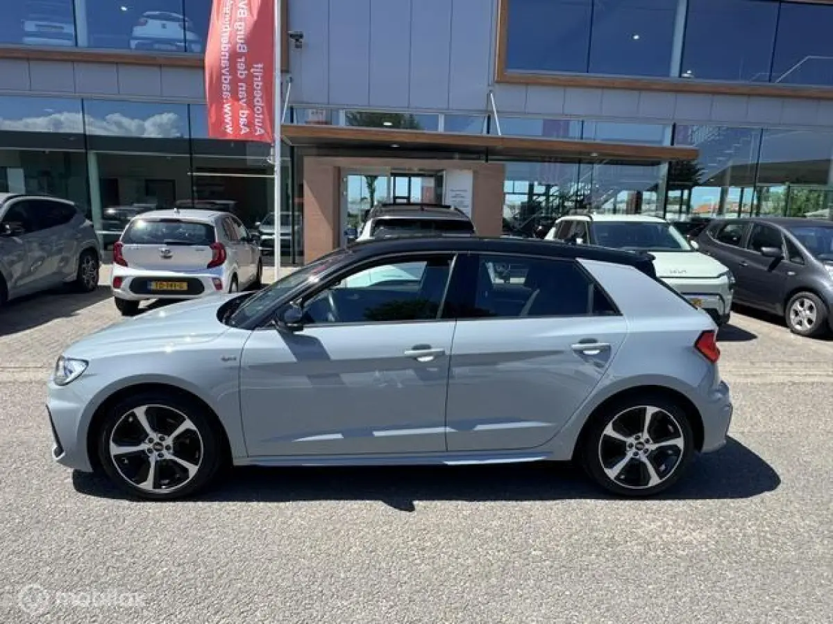 30 TFSI S Line Edition 110pk , Two Tone Grijs - Zwart , S-Line Sportive uitvoering , Navigatie , Camera achter , Parkeer sensoren voor & achter, S-Line Interieur ,