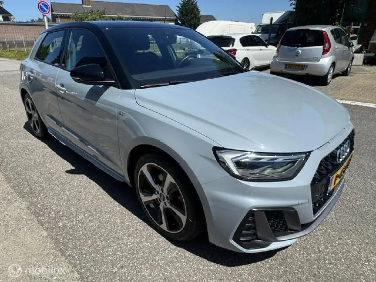 30 TFSI S Line Edition 110pk , Two Tone Grijs - Zwart , S-Line Sportive uitvoering , Navigatie , Camera achter , Parkeer sensoren voor & achter, S-Line Interieur ,