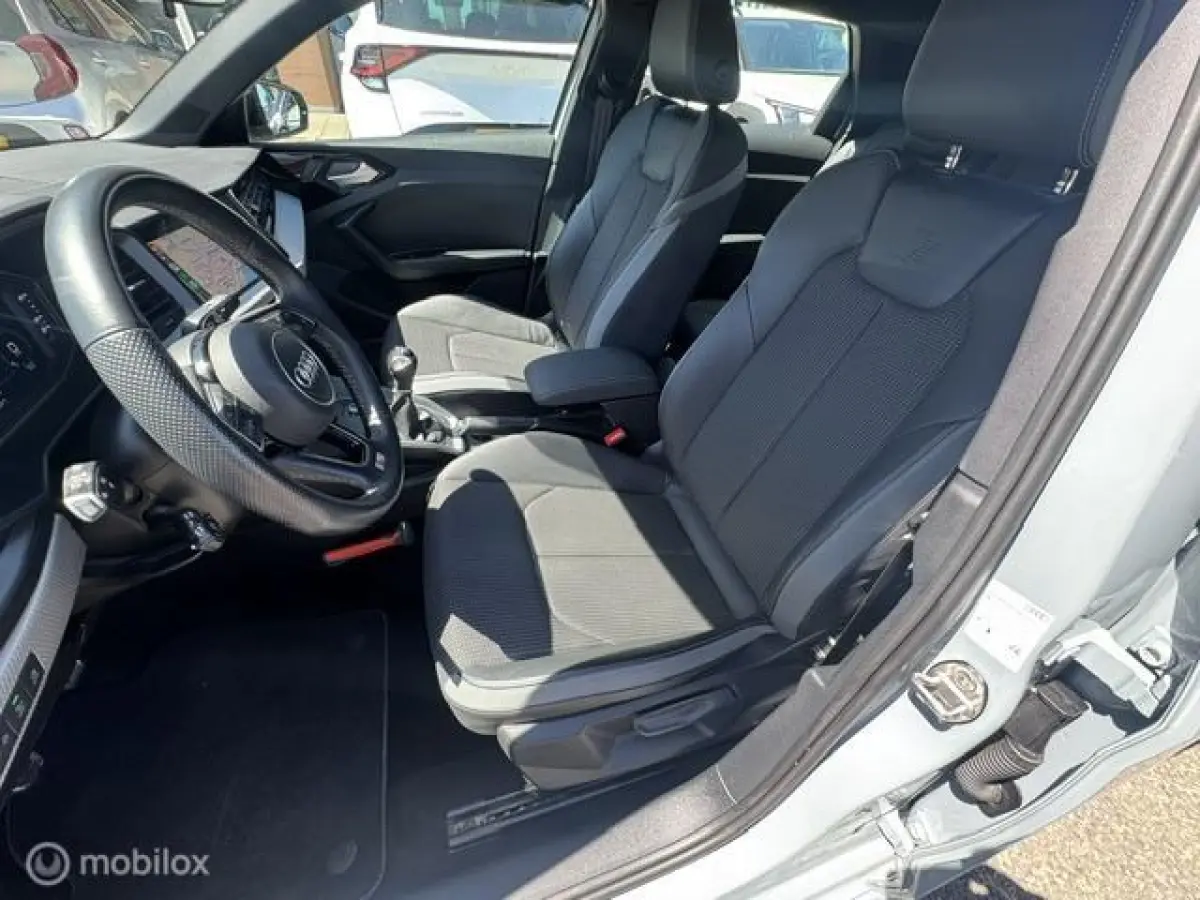 30 TFSI S Line Edition 110pk , Two Tone Grijs - Zwart , S-Line Sportive uitvoering , Navigatie , Camera achter , Parkeer sensoren voor & achter, S-Line Interieur ,