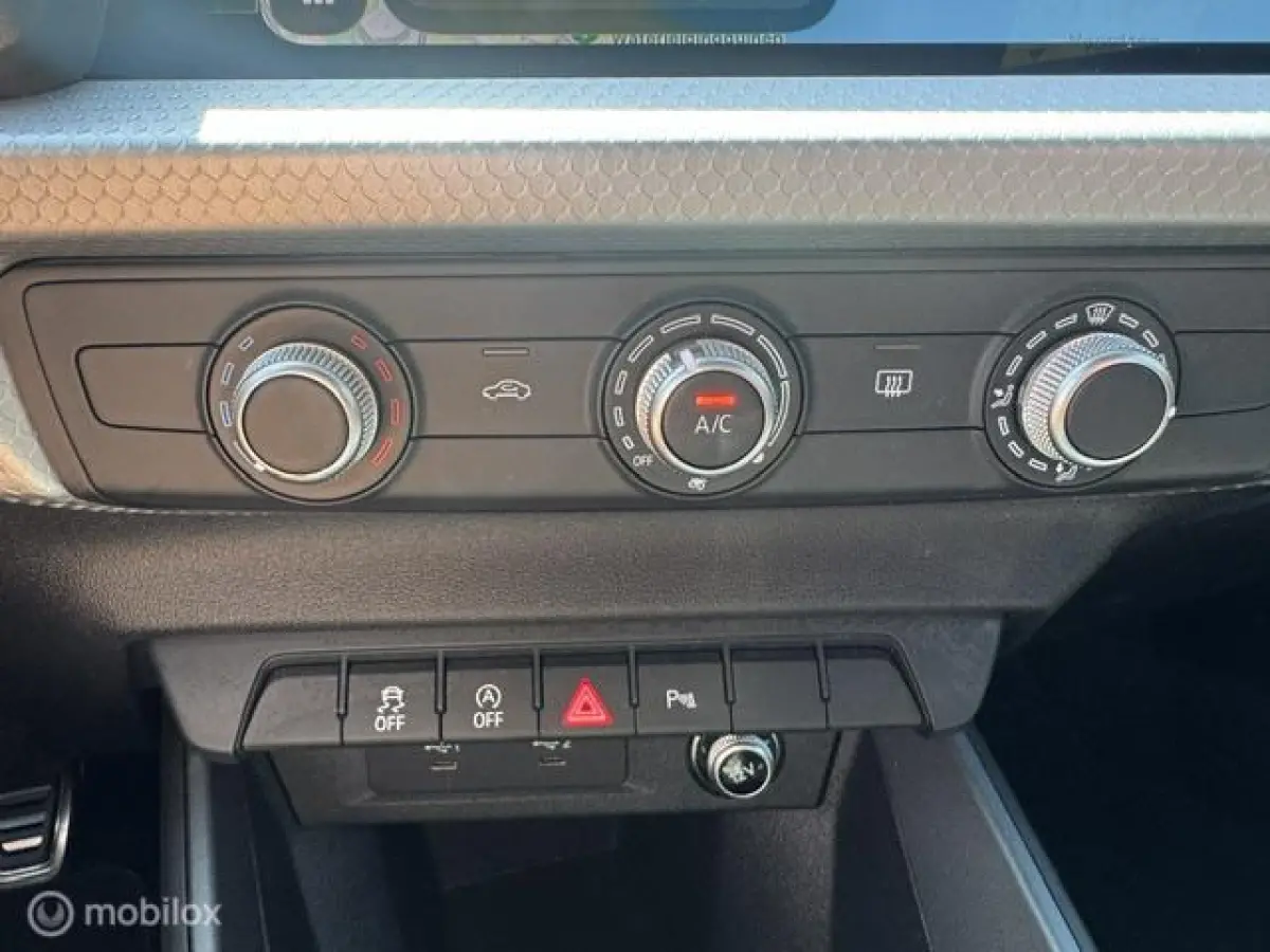 30 TFSI S Line Edition 110pk , Two Tone Grijs - Zwart , S-Line Sportive uitvoering , Navigatie , Camera achter , Parkeer sensoren voor & achter, S-Line Interieur ,