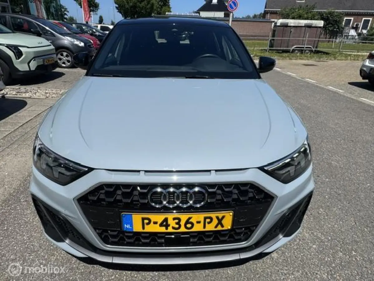 30 TFSI S Line Edition 110pk , Two Tone Grijs - Zwart , S-Line Sportive uitvoering , Navigatie , Camera achter , Parkeer sensoren voor & achter, S-Line Interieur ,