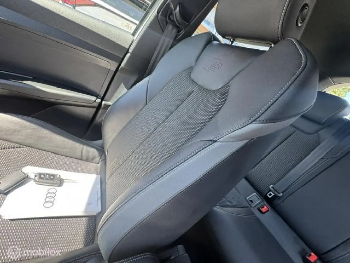 30 TFSI S Line Edition 110pk , Two Tone Grijs - Zwart , S-Line Sportive uitvoering , Navigatie , Camera achter , Parkeer sensoren voor & achter, S-Line Interieur ,