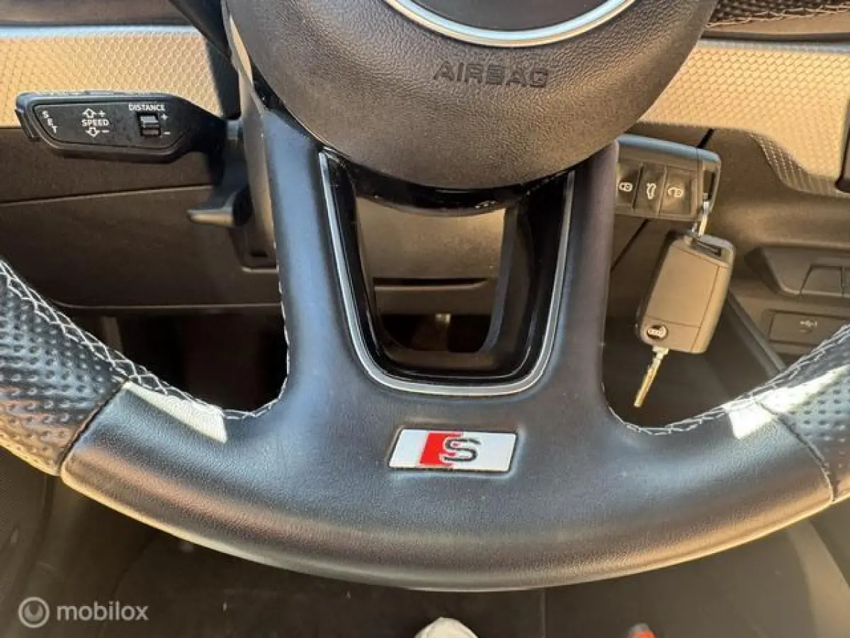 30 TFSI S Line Edition 110pk , Two Tone Grijs - Zwart , S-Line Sportive uitvoering , Navigatie , Camera achter , Parkeer sensoren voor & achter, S-Line Interieur ,