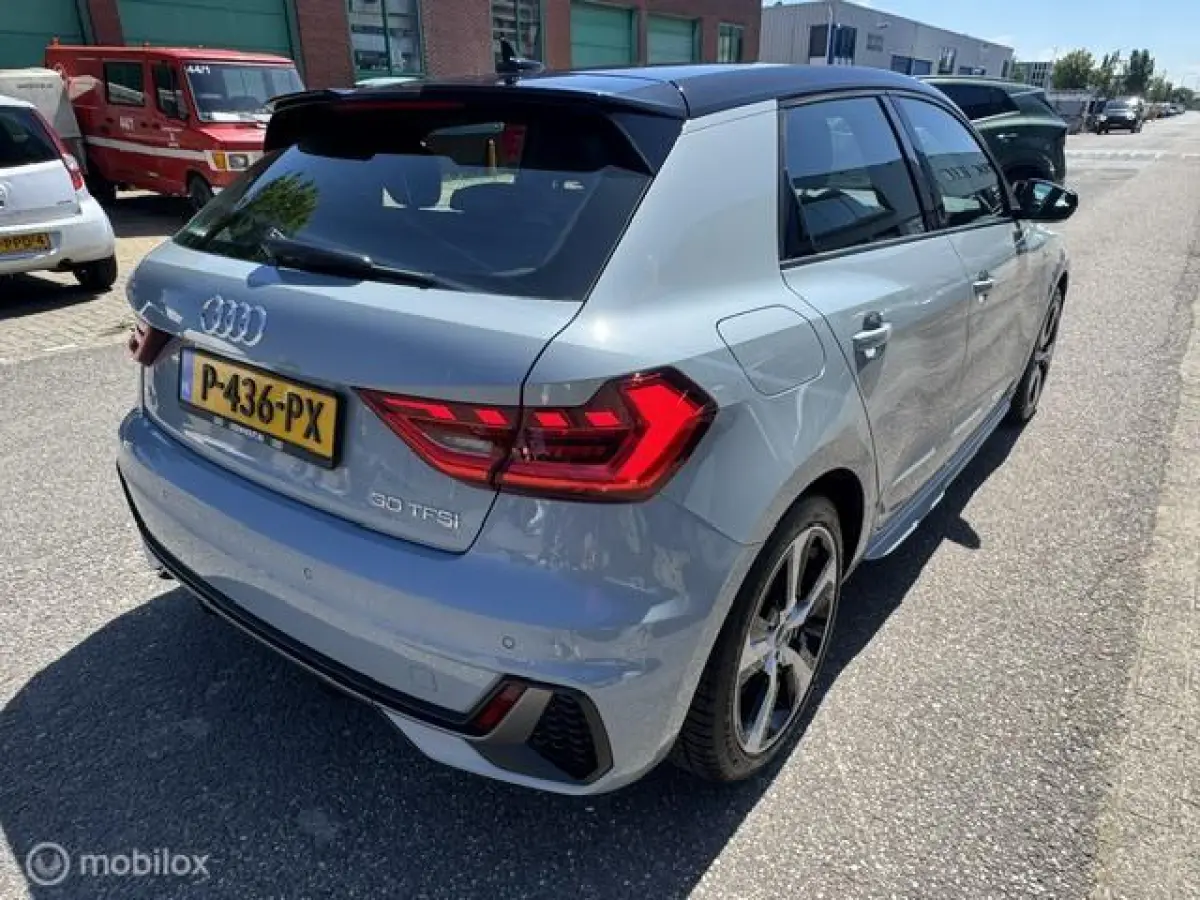 30 TFSI S Line Edition 110pk , Two Tone Grijs - Zwart , S-Line Sportive uitvoering , Navigatie , Camera achter , Parkeer sensoren voor & achter, S-Line Interieur ,
