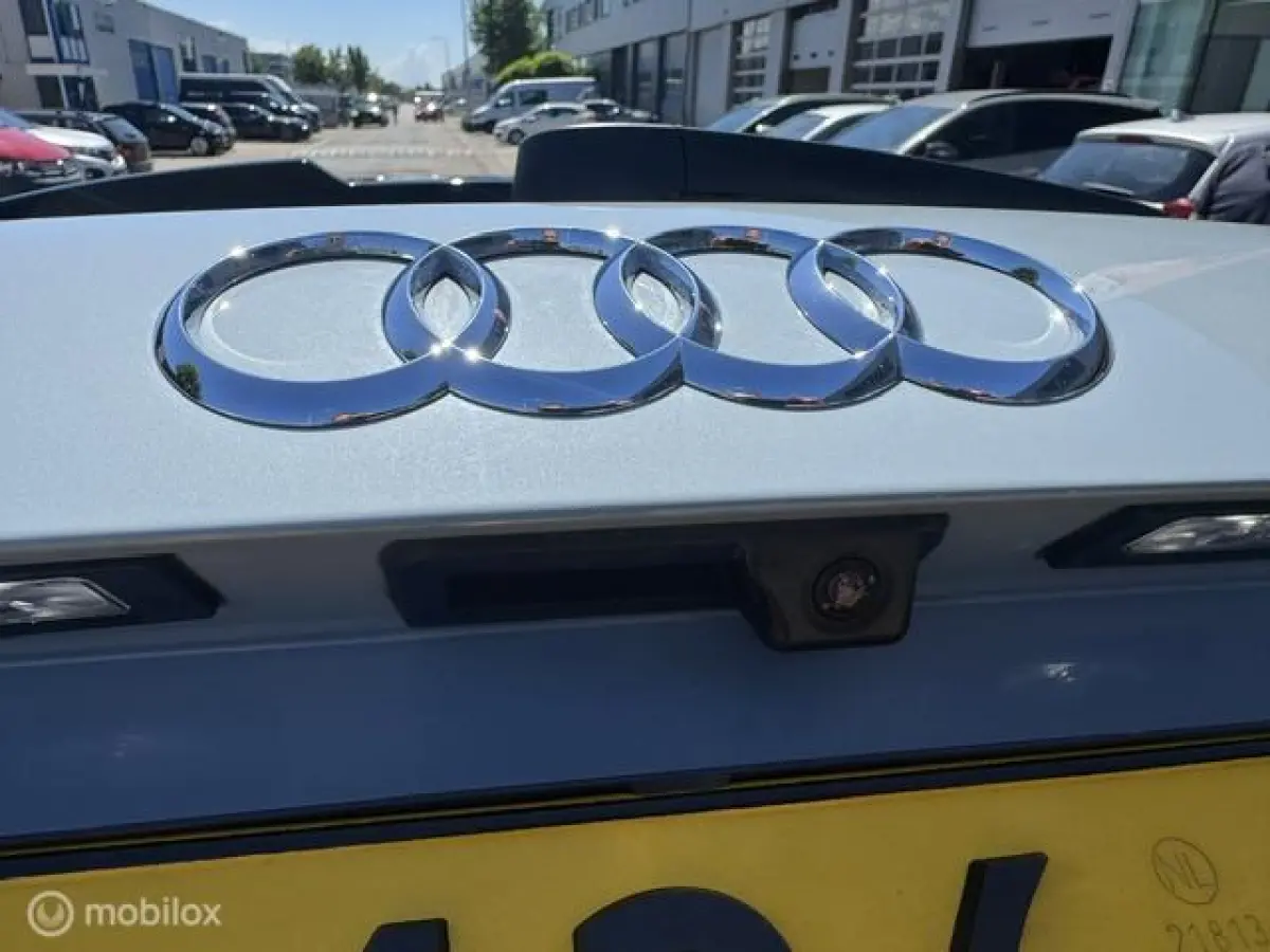 30 TFSI S Line Edition 110pk , Two Tone Grijs - Zwart , S-Line Sportive uitvoering , Navigatie , Camera achter , Parkeer sensoren voor & achter, S-Line Interieur ,
