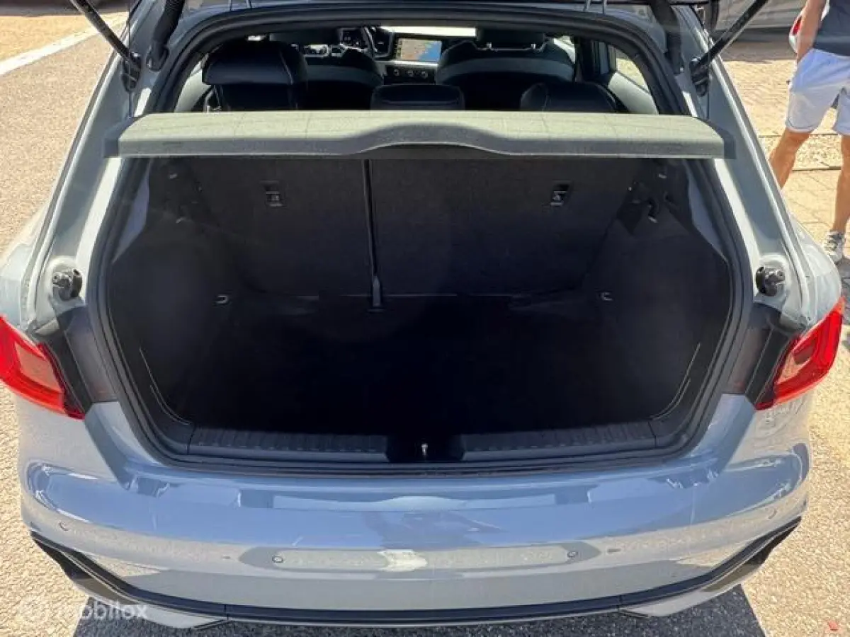 30 TFSI S Line Edition 110pk , Two Tone Grijs - Zwart , S-Line Sportive uitvoering , Navigatie , Camera achter , Parkeer sensoren voor & achter, S-Line Interieur ,