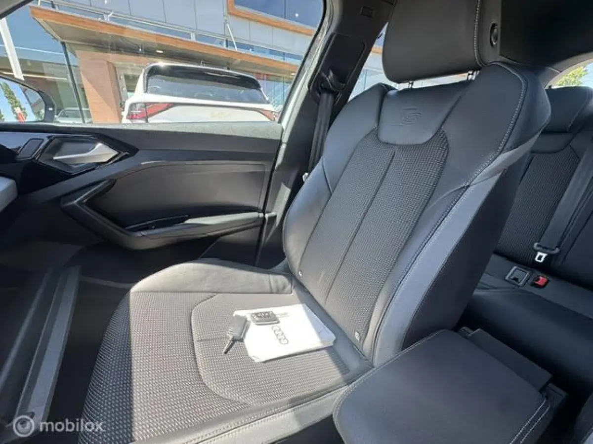 30 TFSI S Line Edition 110pk , Two Tone Grijs - Zwart , S-Line Sportive uitvoering , Navigatie , Camera achter , Parkeer sensoren voor & achter, S-Line Interieur ,