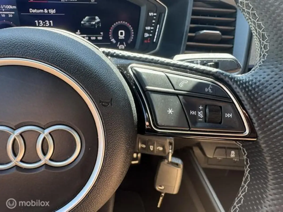 30 TFSI S Line Edition 110pk , Two Tone Grijs - Zwart , S-Line Sportive uitvoering , Navigatie , Camera achter , Parkeer sensoren voor & achter, S-Line Interieur ,